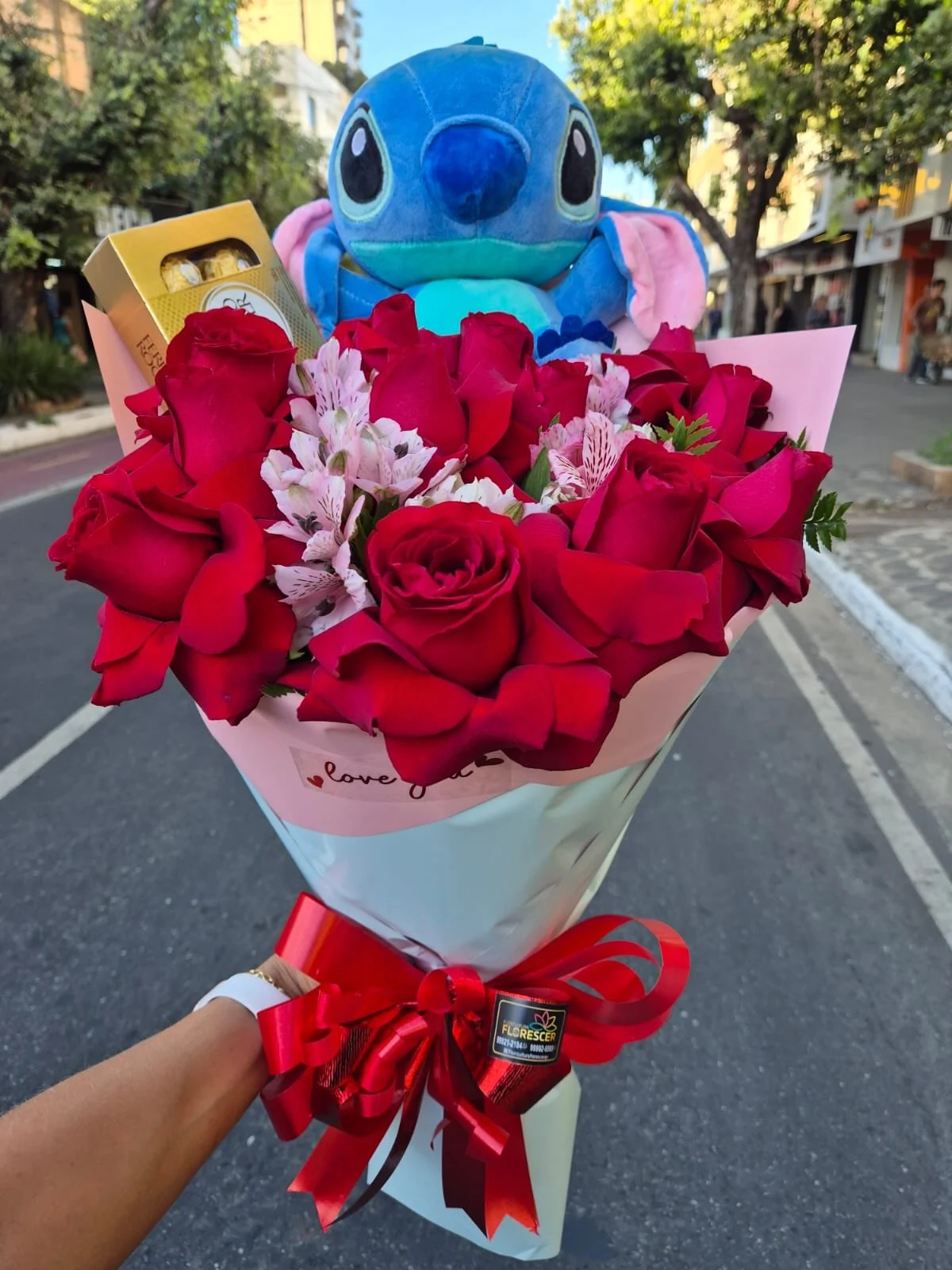 Rosas e pelúcia em publicação da Florescer